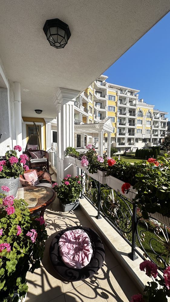 Sveti Vlas: Eine besonders interessante Immobilie mit schönem Blick auf den Pool