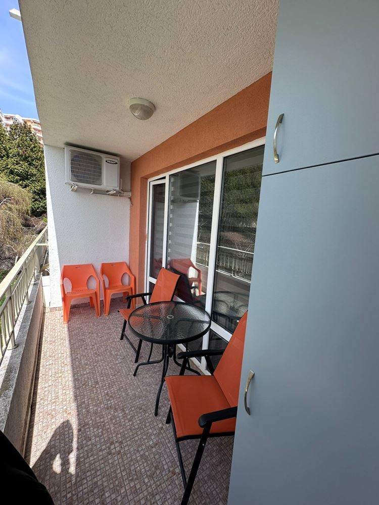 Zwei-Zimmer-Wohnung mit teilweisem Meerblick in Sveti Vlas – möbliert, nach Renovierung, in einer luxuriösen geschlossenen Anlage