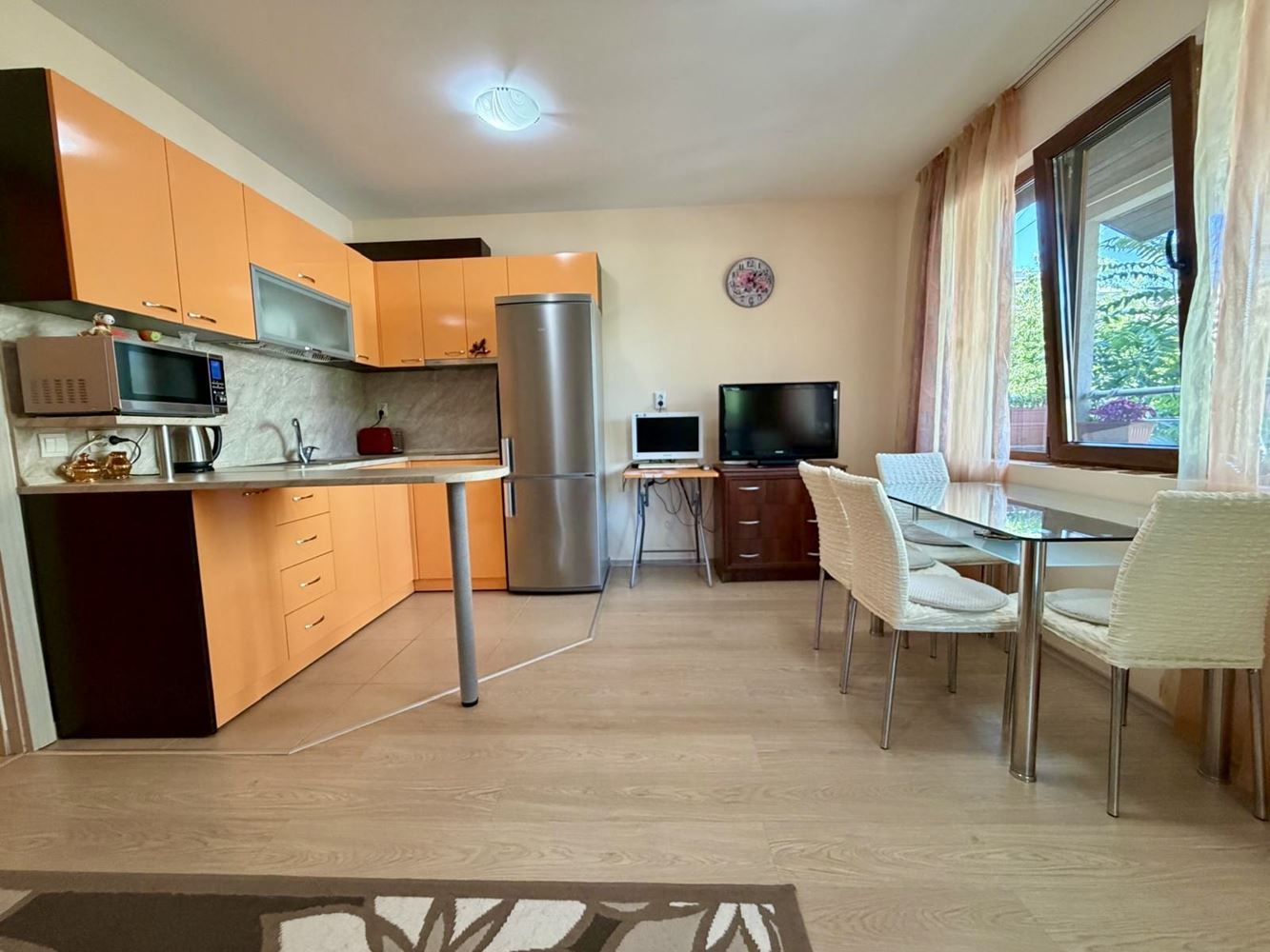 Sarafovo – Geräumige Zweizimmerwohnung mit Act 16, minimaler Instandhaltungsgebühr und kompletter Möblierung