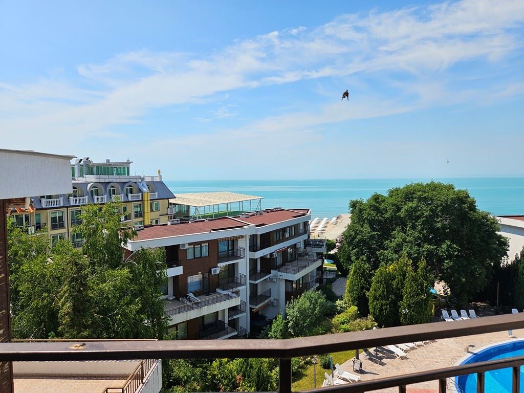 Panorama-Apartment mit zwei Schlafzimmern nur wenige Meter vom Strand entfernt in Elenite mit atemberaubendem Blick auf die Bucht