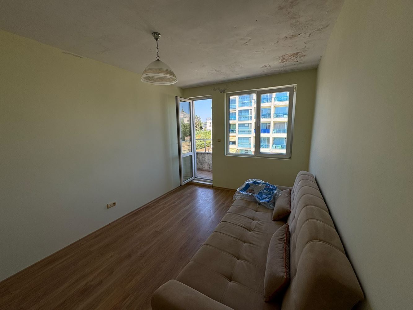 Pomorie 300 m vom Meer entfernt – möblierte Zweizimmerwohnung mit einem Schlafzimmer in einer Wohnanlage mit Swimmingpool