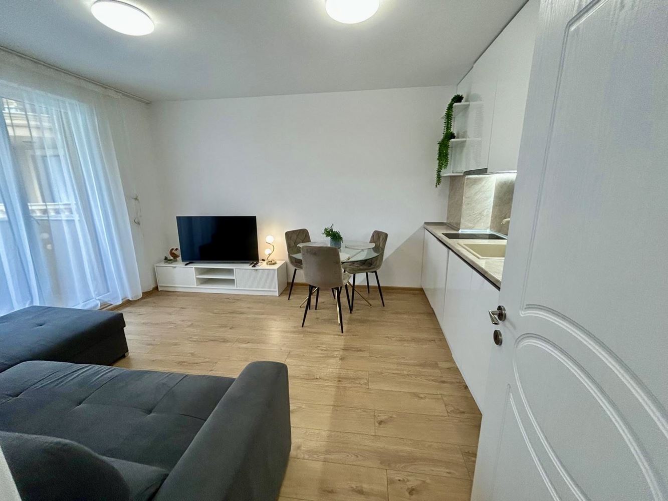 Zwei-Zimmer-Oase in einem neuen Luxuskomplex in Sonnenstrand – mit Poolblick