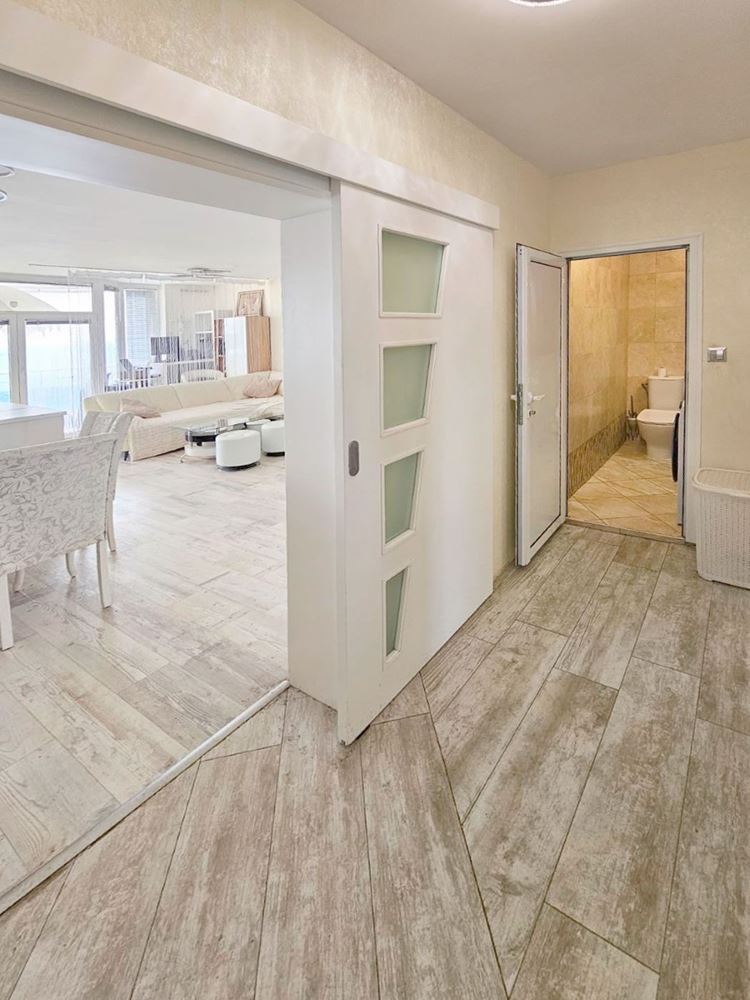 Luxuriöse Drei-Zimmer-Wohnung mit Meerblick in erster Linie in Ravda – 114 m², zwei Terrassen und maximaler Komfort