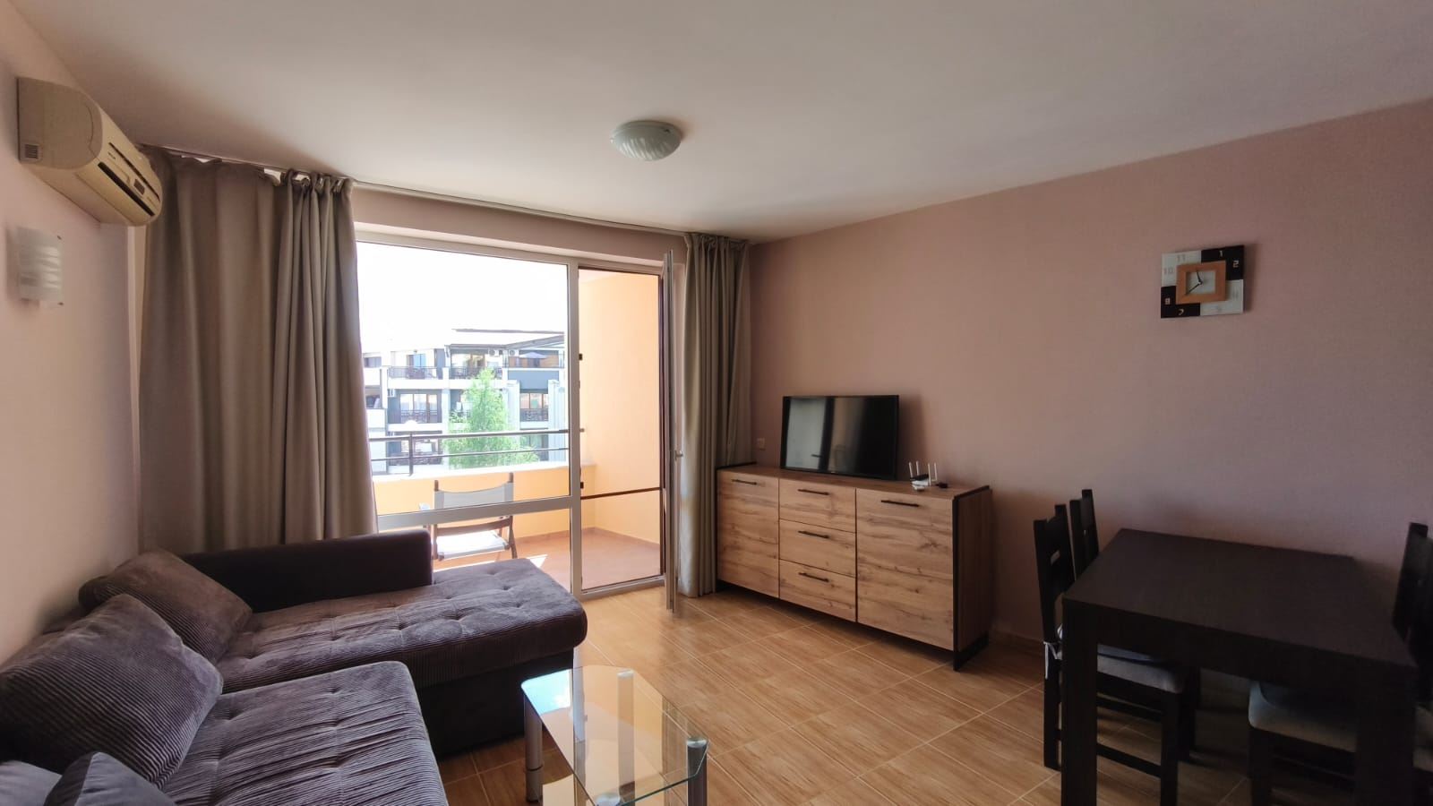 Geräumiges Zwei-Schlafzimmer-Apartment mit Meerblick in Sveti Vlas, nur 200 Meter vom Strand entfernt