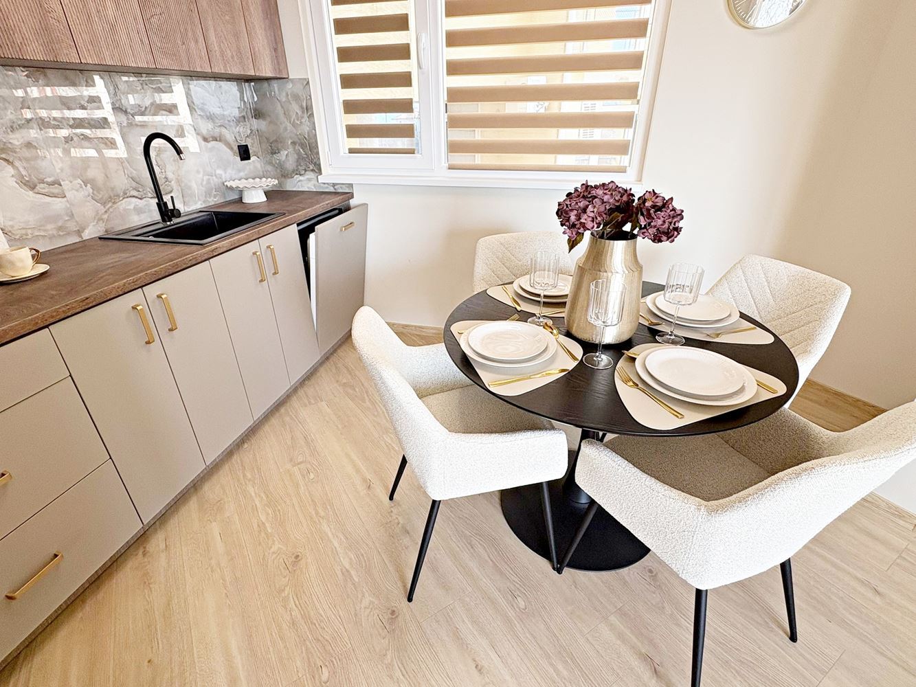 Zwei unabhängige Wohneinheiten mit Meerblick im Zentrum von Sveti Vlas – Designer-Interieur und eigener Parkplatz