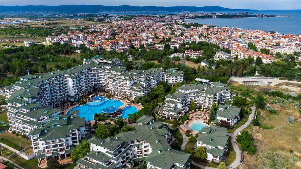 Hoher Standard und vielfältige Annehmlichkeiten – Hervorragende Zwei-Zimmer-Wohnung in einem Luxuskomplex direkt am Meer in Ravda