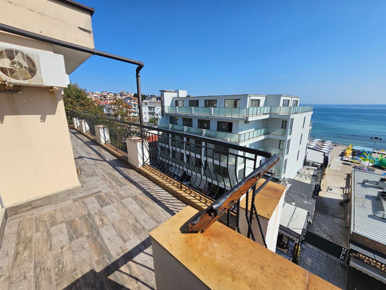 Geräumige Drei-Zimmer-Wohnung in erster Meereslinie in Sozopol mit einzigartiger Panoramaterrasse