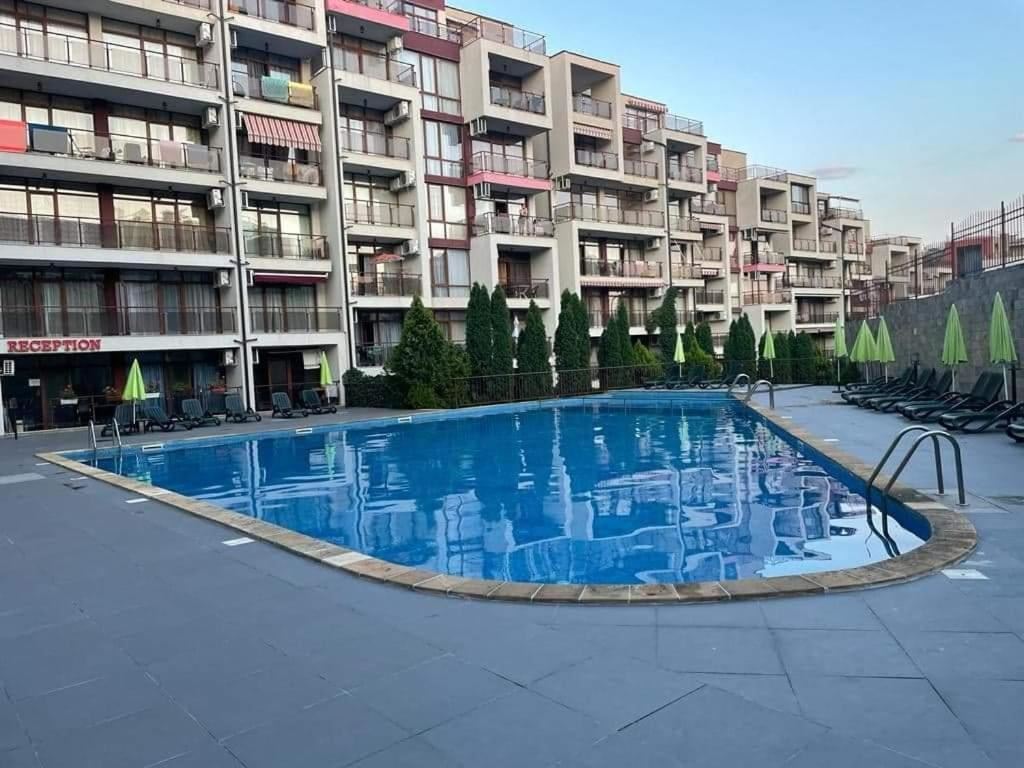 Studio mit Poolblick in Sveti Vlas – eine ausgezeichnete Option für Investition, Wohnen oder Sommerurlaub