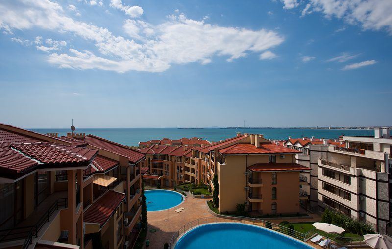 Geräumige Drei-Zimmer-Wohnung mit Blick auf den Pool und hervorragenden Annehmlichkeiten in der Anlage