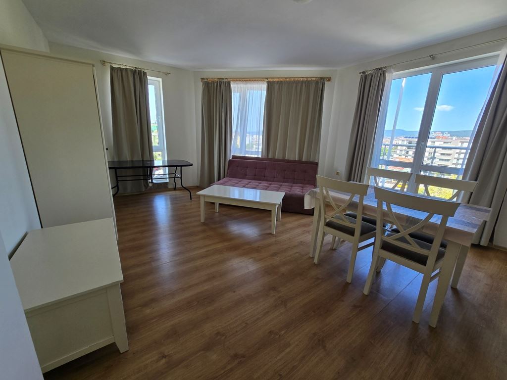 Großzügige Drei Zimmer Wohnung mit hervorragender Lage und Nähe zum Meer