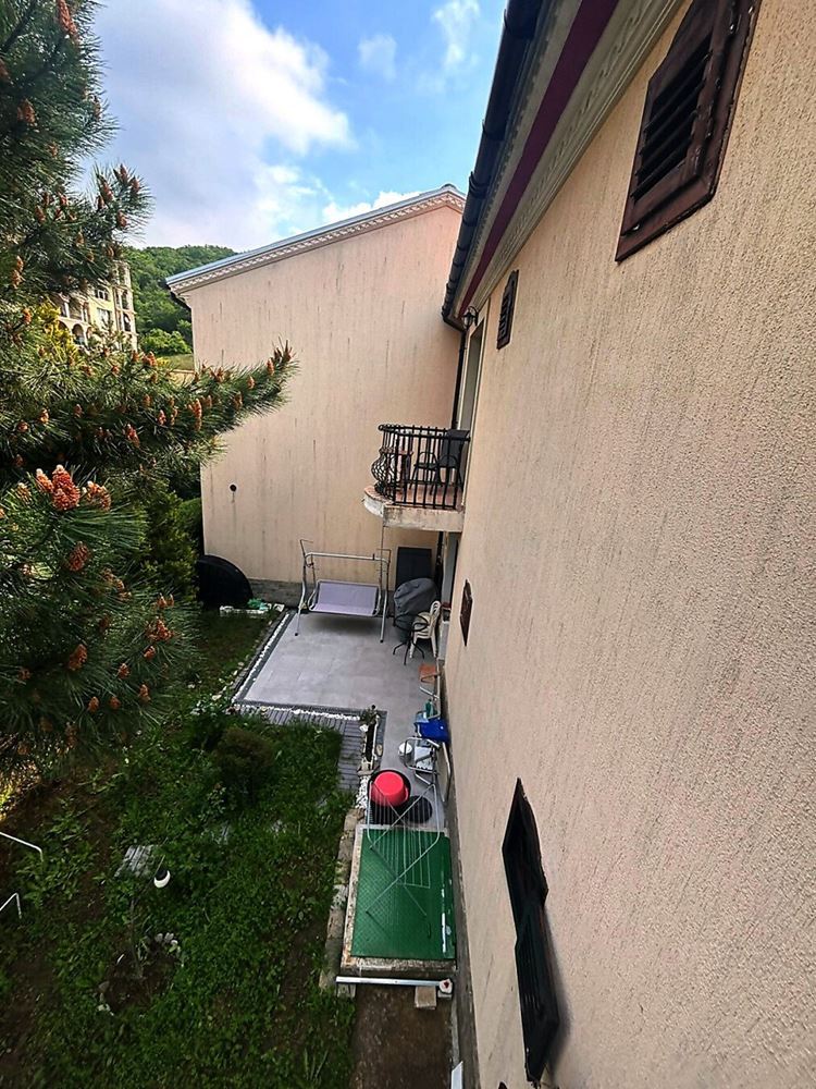 Helle Zweizimmerwohnung mit großer Terrasse und Blick ins Grüne in Elenite