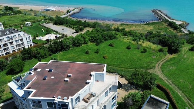 Zwei-Zimmer-Wohnung in erster Meereslinie in Sarafovo – Komfort, Stil und Meeresatmosphäre in einer Wohnanlage
