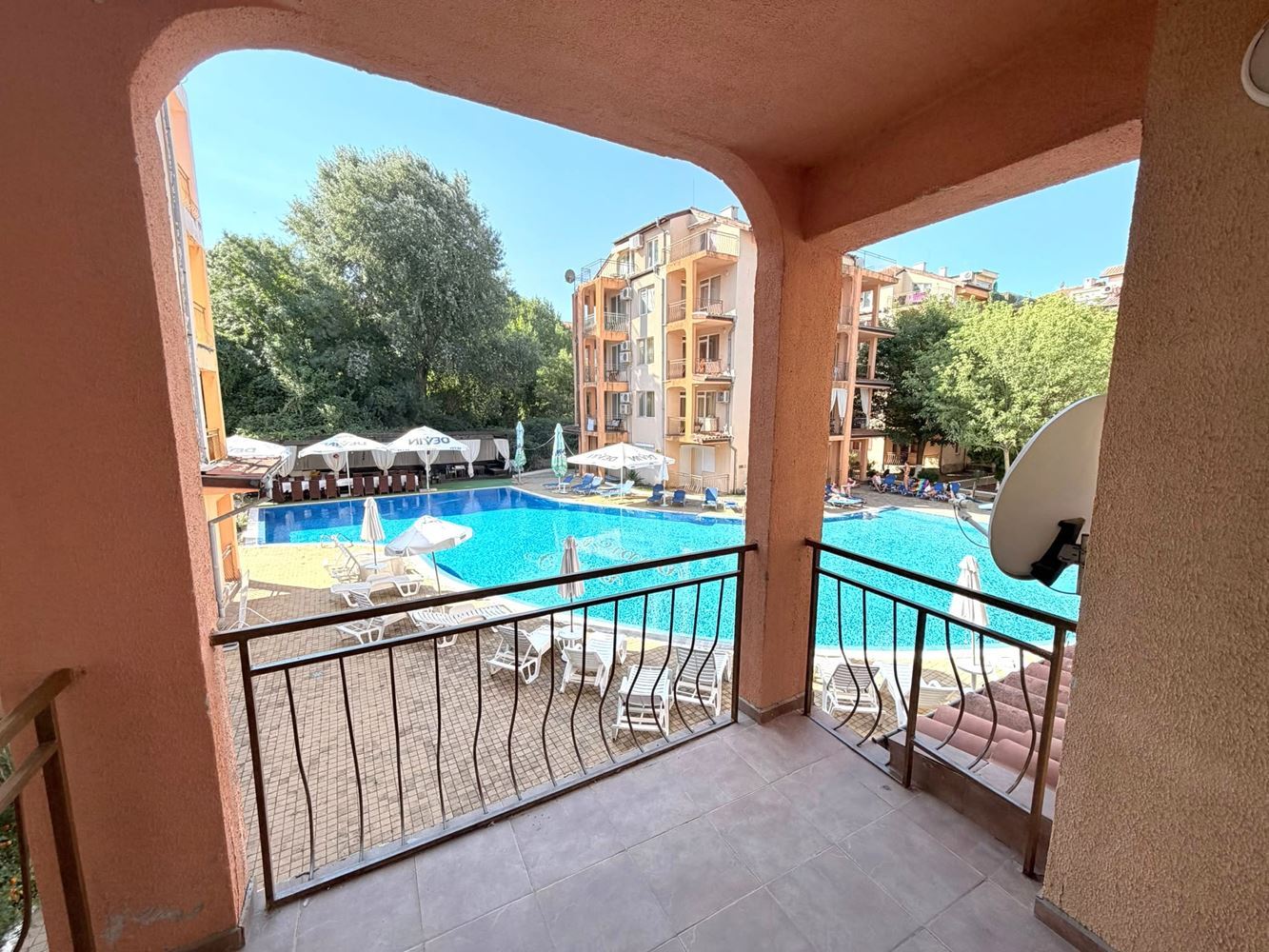 Drei-Zimmer-Wohnung mit Südausrichtung und Blick auf den Pool in Sonnenstrand