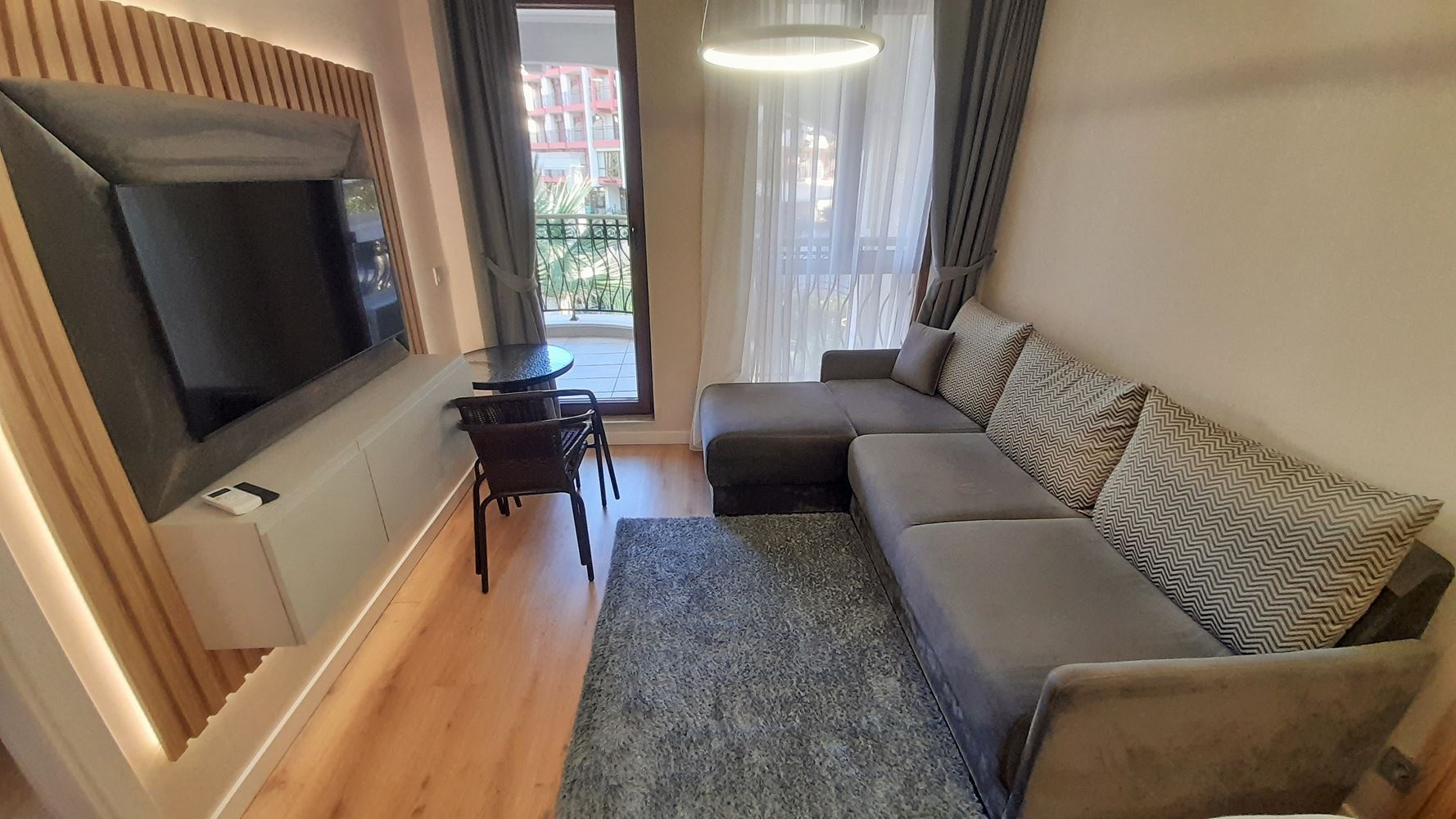 2-Zimmer-Wohnung mit Poolblick in einer Anlage mit beeindruckender Infrastruktur in Sonnenstrand