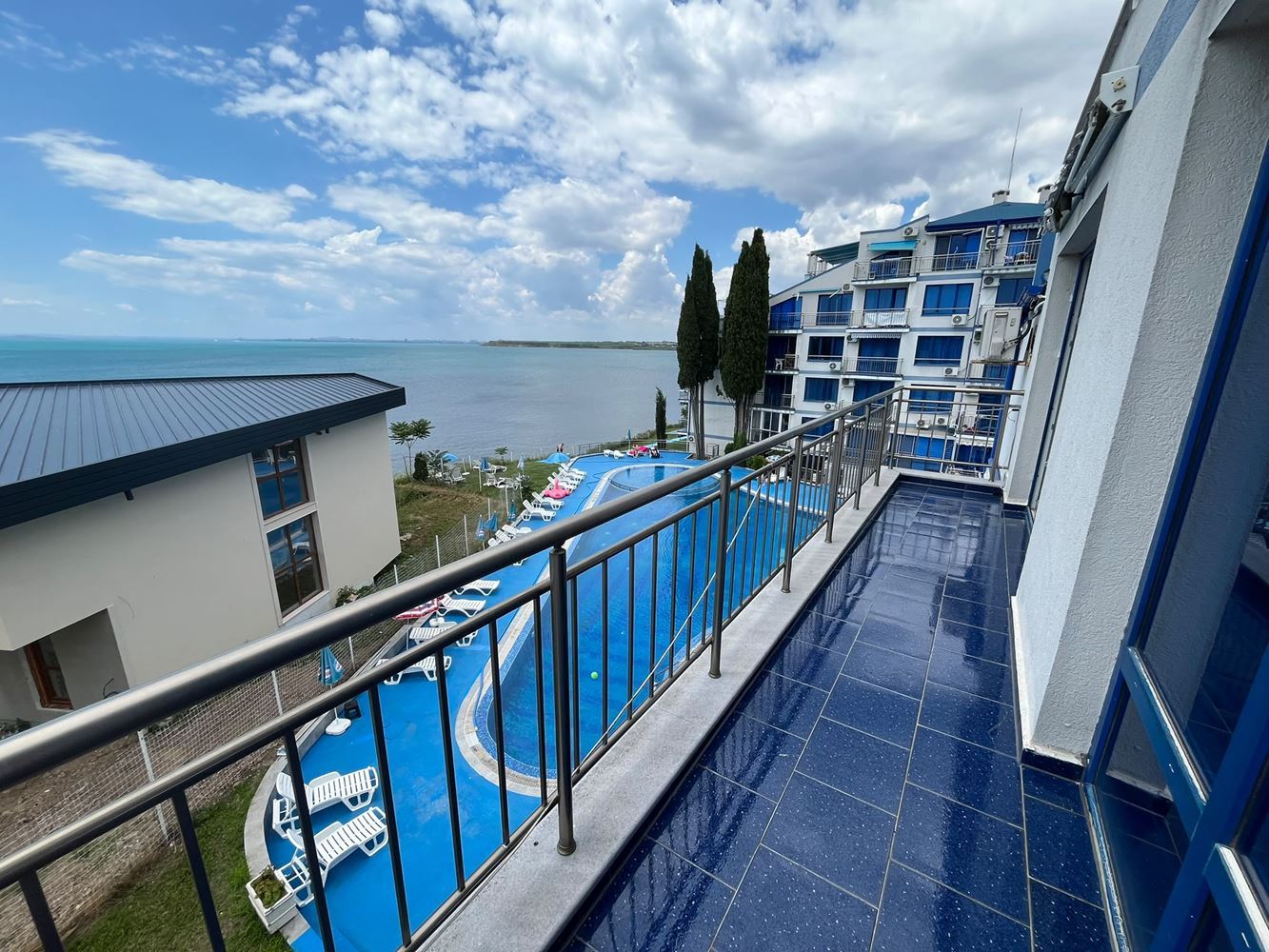 Wohnung mit zwei Schlafzimmern in erster Linie in Pomorie mit beeindruckendem Meerblick