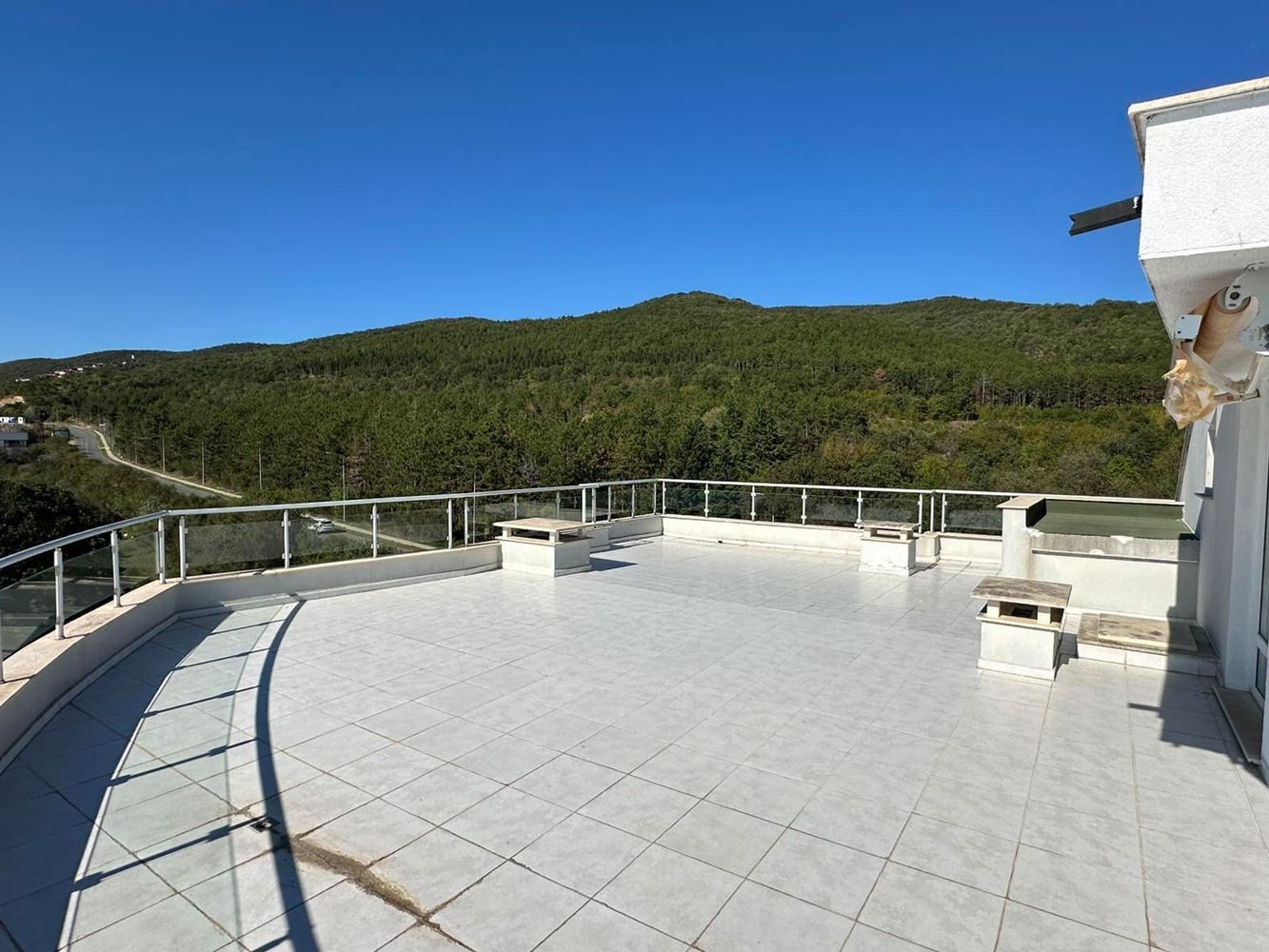 Erste Meereslinie in Sveti Vlas – beeindruckende Maisonettewohnung mit drei Schlafzimmern, Panoramablick und riesiger Terrasse