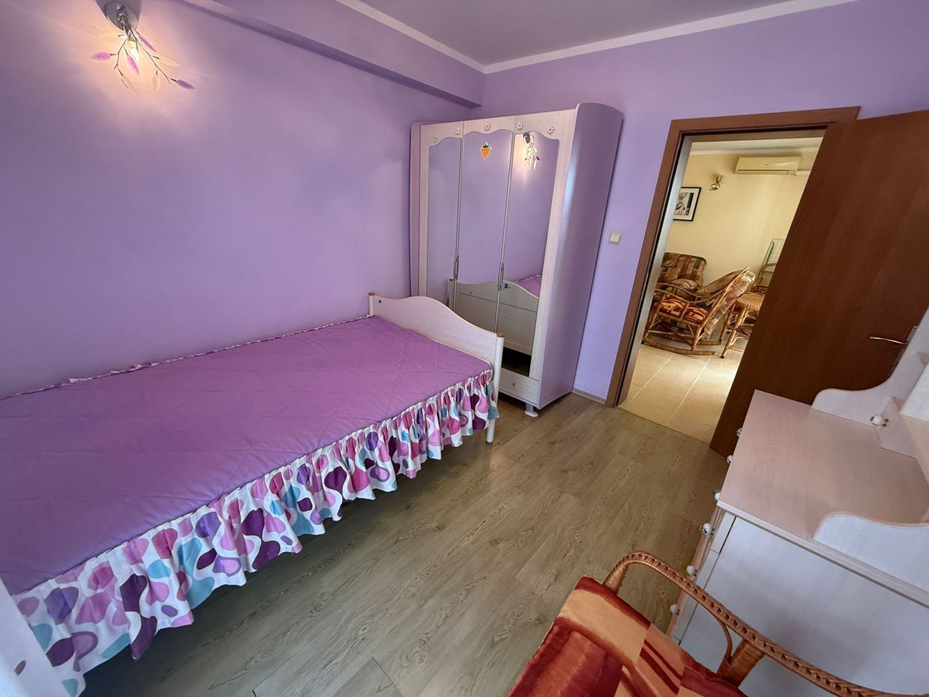 Geräumige 3-Zimmer-Wohnung in Sonnenstrand – Komfort, Natur und niedrige Wartungsgebühr