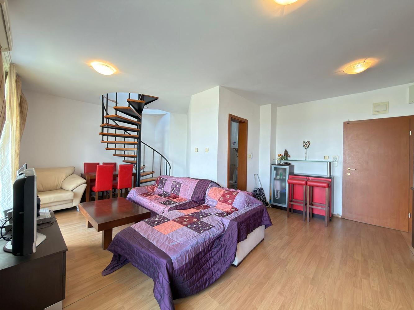 Geräumige Vierzimmer-Maisonettewohnung mit Panoramablick – Komfort und Stil im Herzen der Ruhe