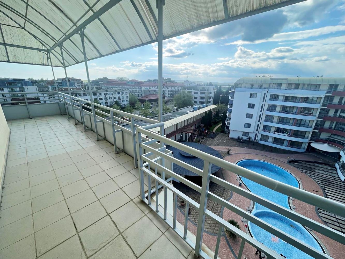 Geräumige 2-Zimmer-Wohnung mit Poolblick in Sonnenstrand