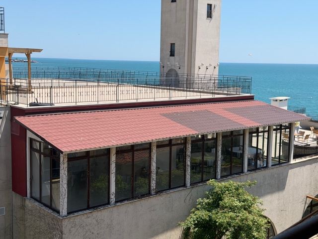 Zwei-Zimmer-Wohnung in erster Meereslinie mit Meerblick in Aheloy