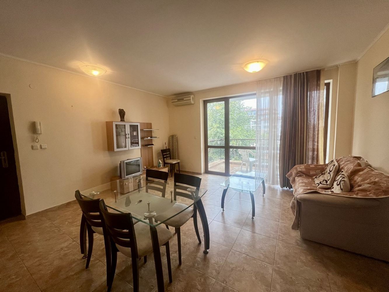 Geräumige Drei-Zimmer-Wohnung mit Poolblick in einer prestigeträchtigen Anlage in Nessebar