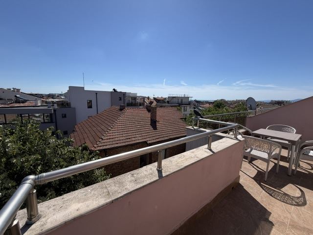 Geräumige Zwei-Zimmer-Wohnung mit Meerblick im Herzen von Sarafowo und der Möglichkeit zum Umbau in eine Drei-Zimmer-Wohnung