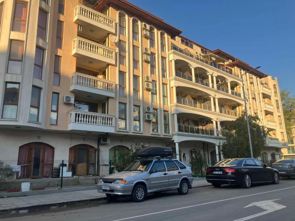 Großzügige 2-Zimmer-Wohnung in einer ruhigen und grünen Wohnanlage mit Pool in Sonnenstrand