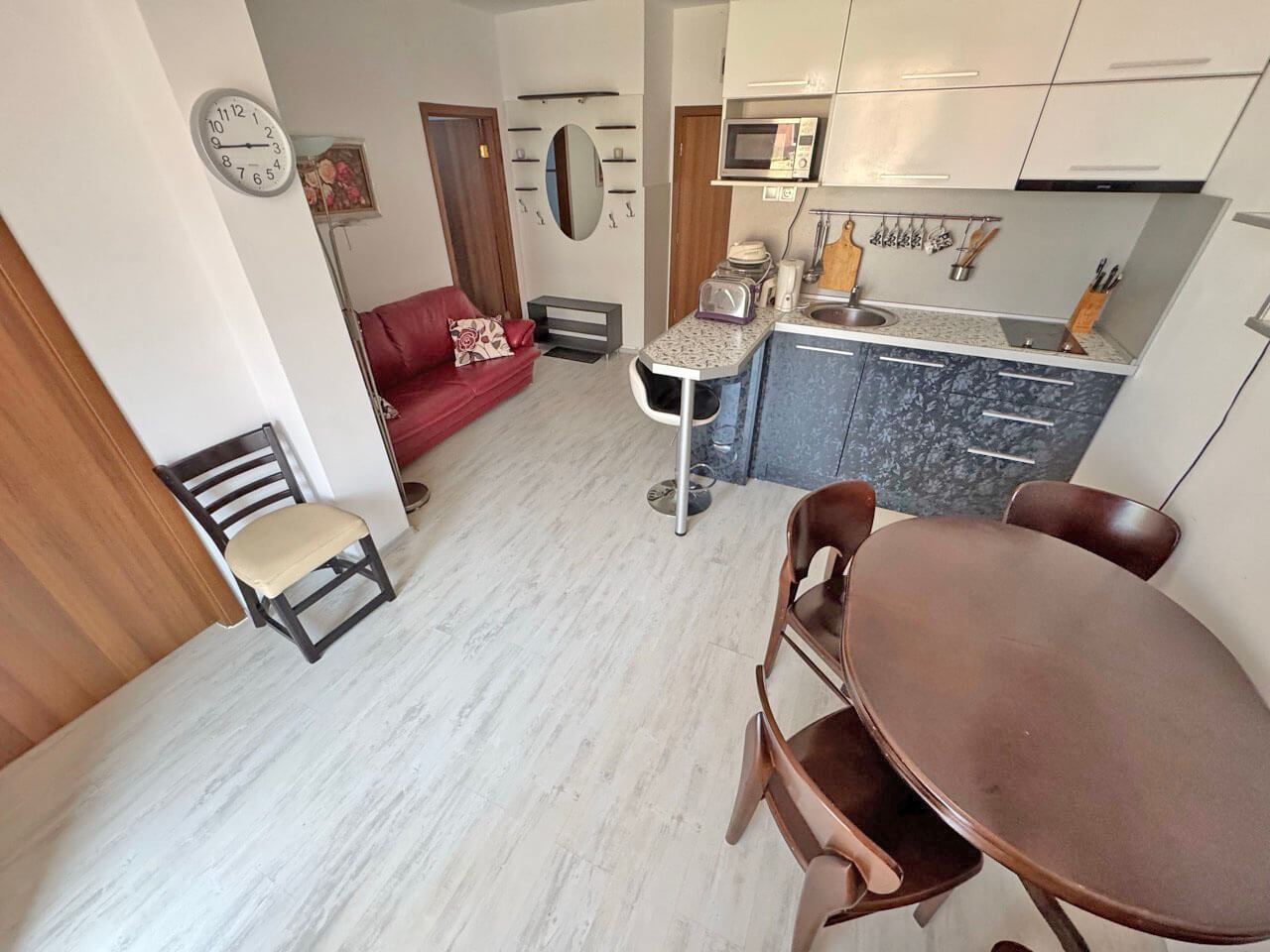 Drei-Zimmer-Wohnung in einem Komplex mit gut organisierter Umgebung und gemütlicher Atmosphäre