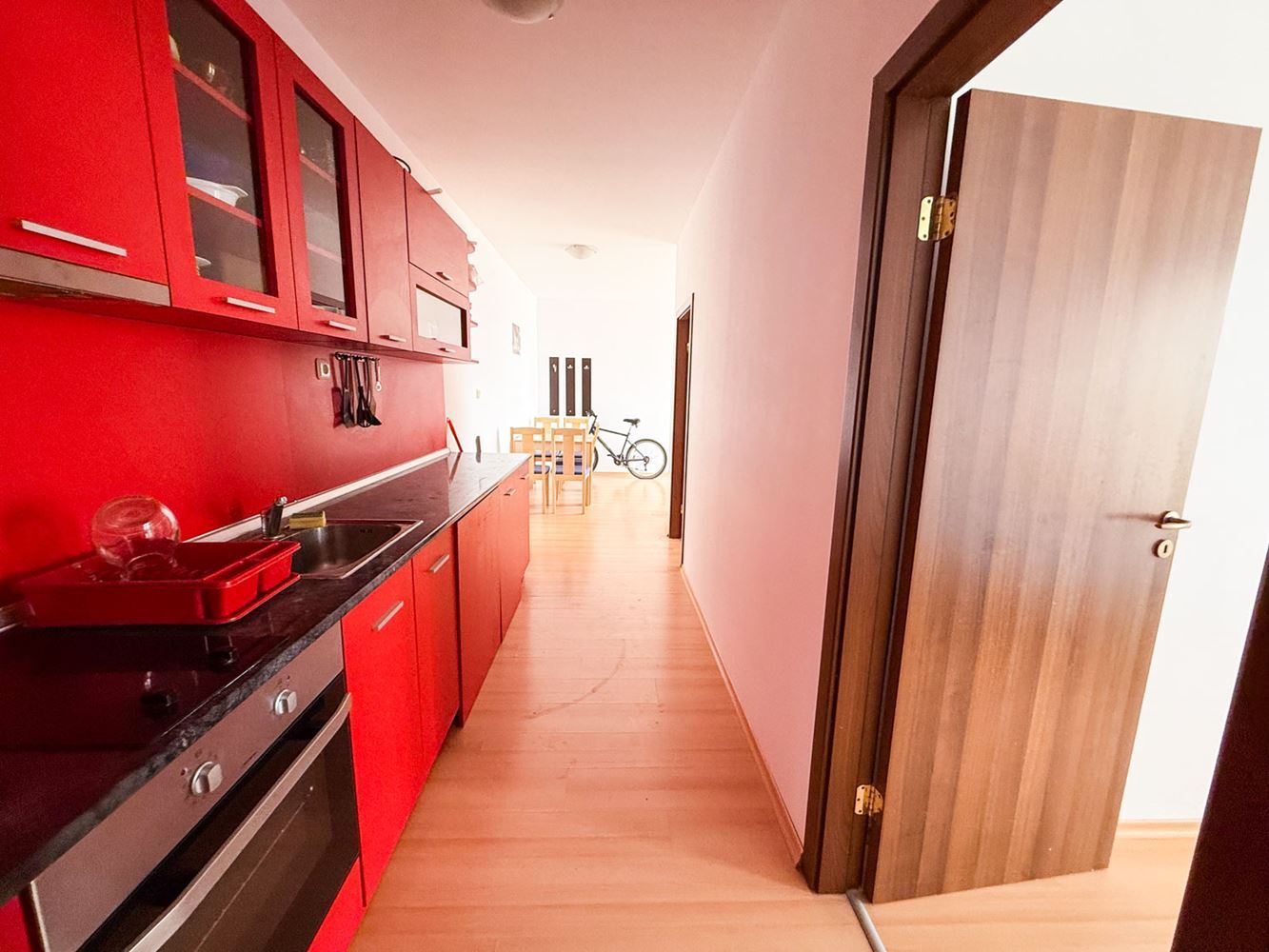 3-Zimmer-Wohnung mit Poolblick in einem gepflegten Komplex nahe Sonnenstrand
