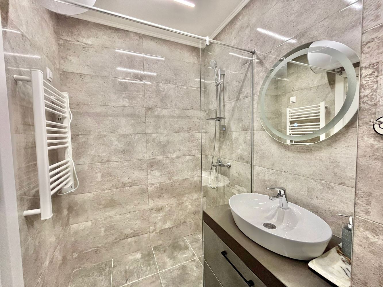Luxuriöse Drei-Zimmer-Wohnung auf zwei Ebenen im Herzen von Rawda – Neubau mit Swimmingpool und Premium-Komfort
