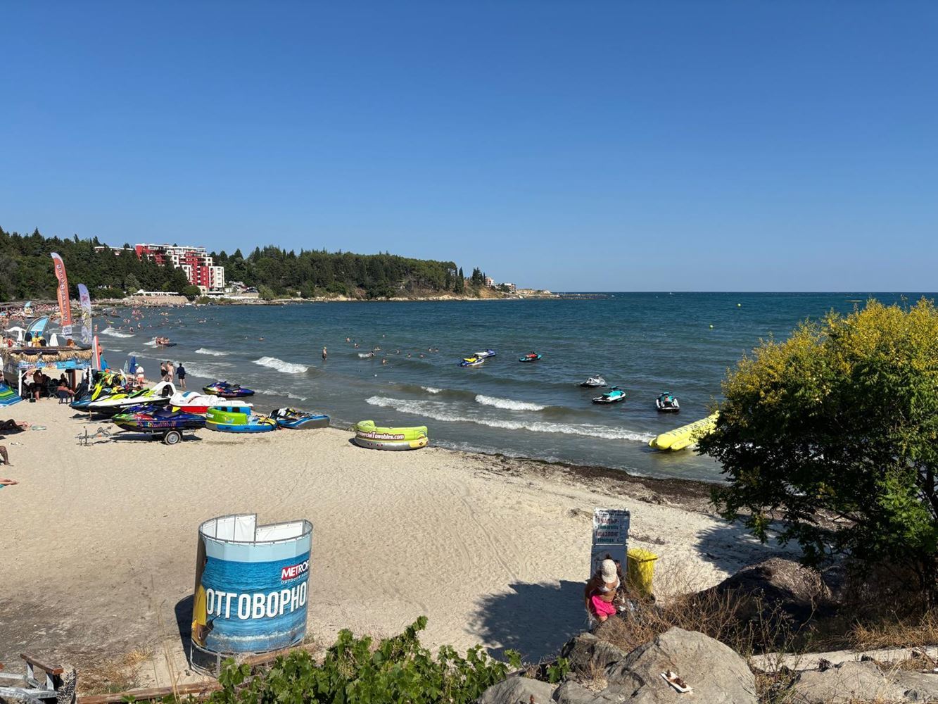 Geräumige Drei-Schlafzimmer-Wohnung mit Panoramablick auf das Meer nur 50 Meter vom Strand entfernt – niedrige Instandhaltungsgebühr!