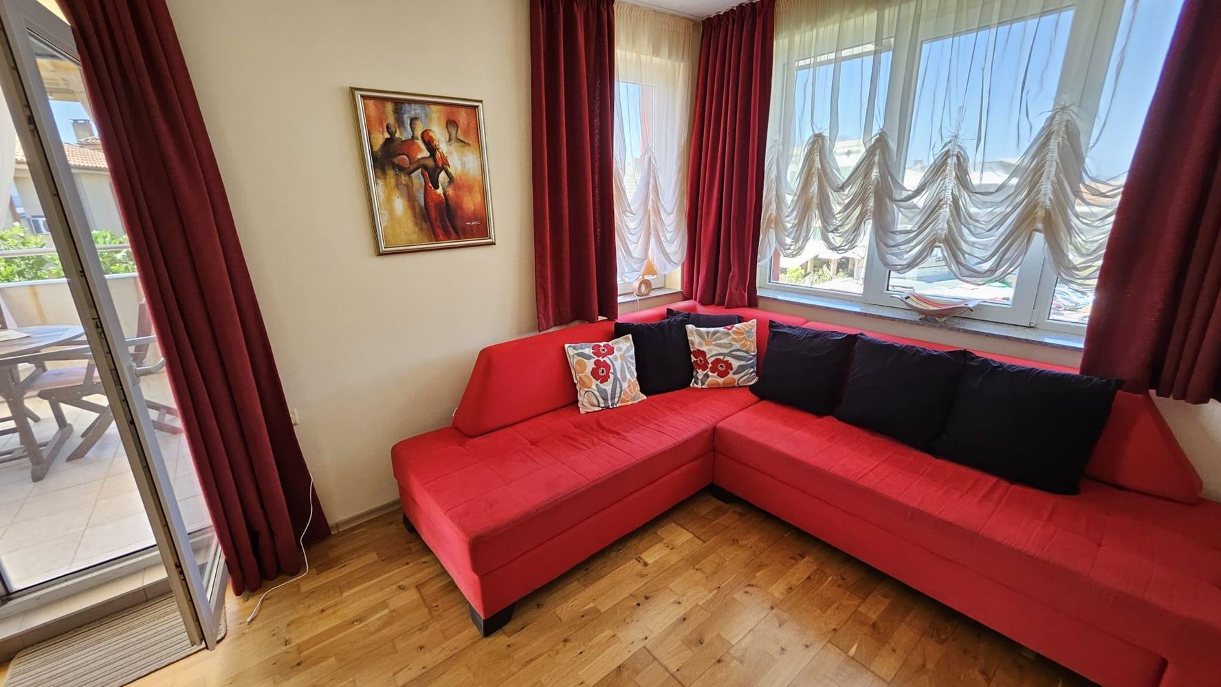 Drei-Zimmer-Wohnung in erster Meereslinie in Kiten mit Panoramablick auf das Meer und beeindruckenden Terrassen