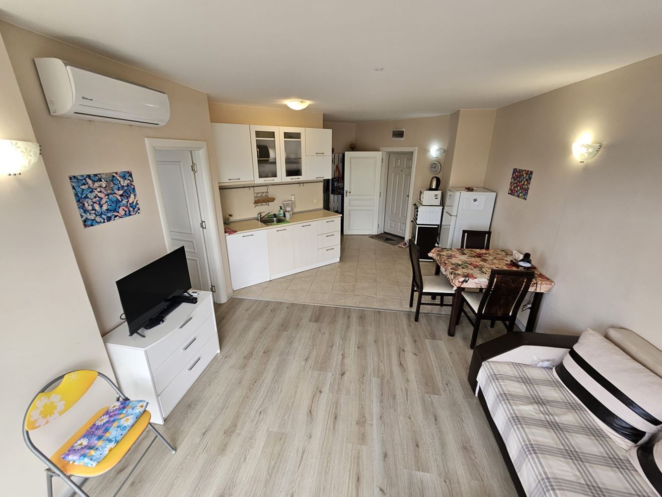 Zweizimmerwohnung inmitten von viel Grün in einer Anlage mit Swimmingpool und Kinderspielplatz