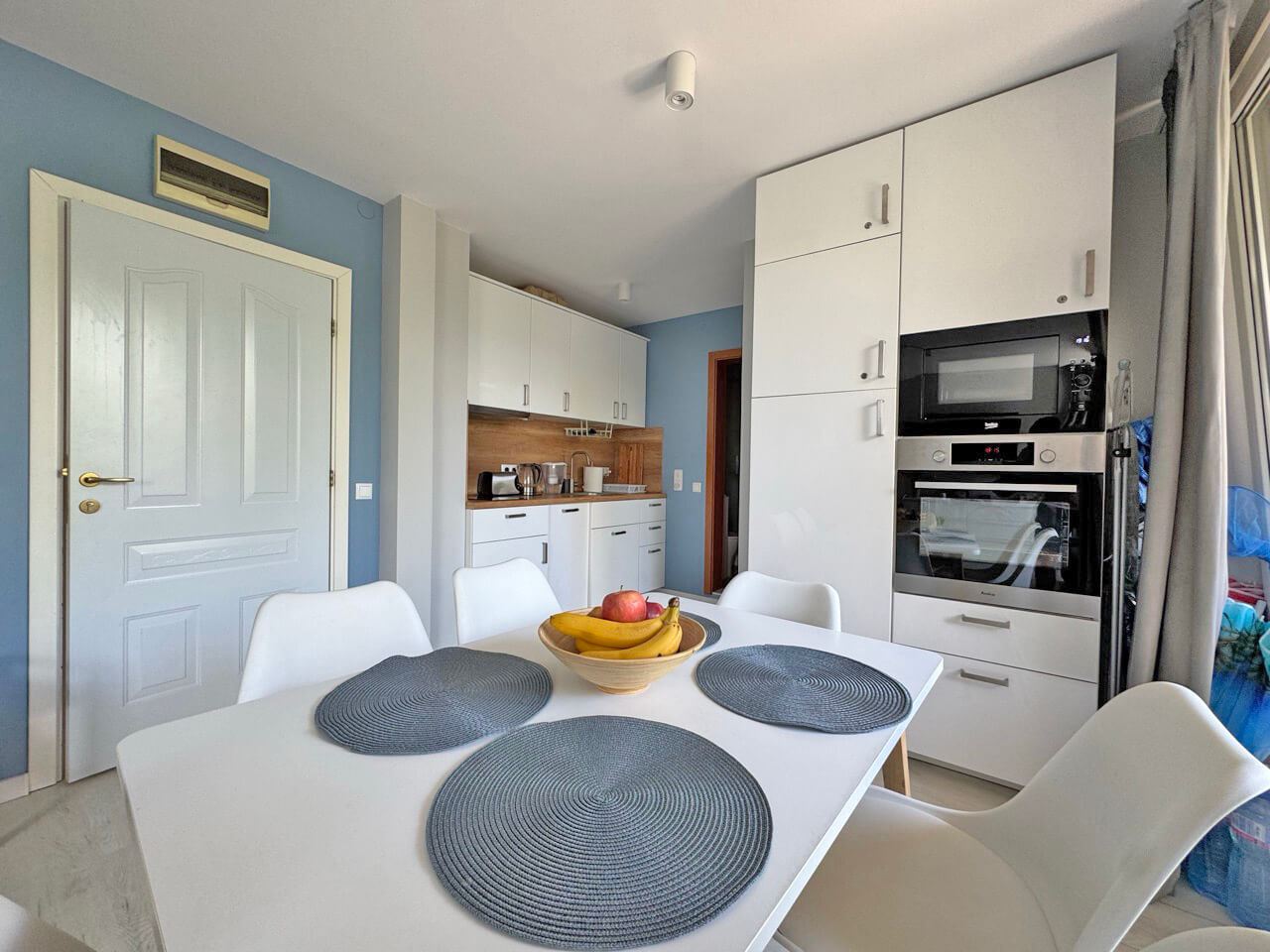 Stilvolle Zweizimmerwohnung mit einem Schlafzimmer in einer prestigeträchtigen Anlage in Sonnenstrand – komplett renoviert und bezugsfertig