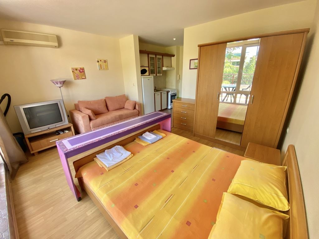 Studio in erster Meereslinie in einer Anlage in Elenite – Meer, Berge und Urlaubskomfort in einem