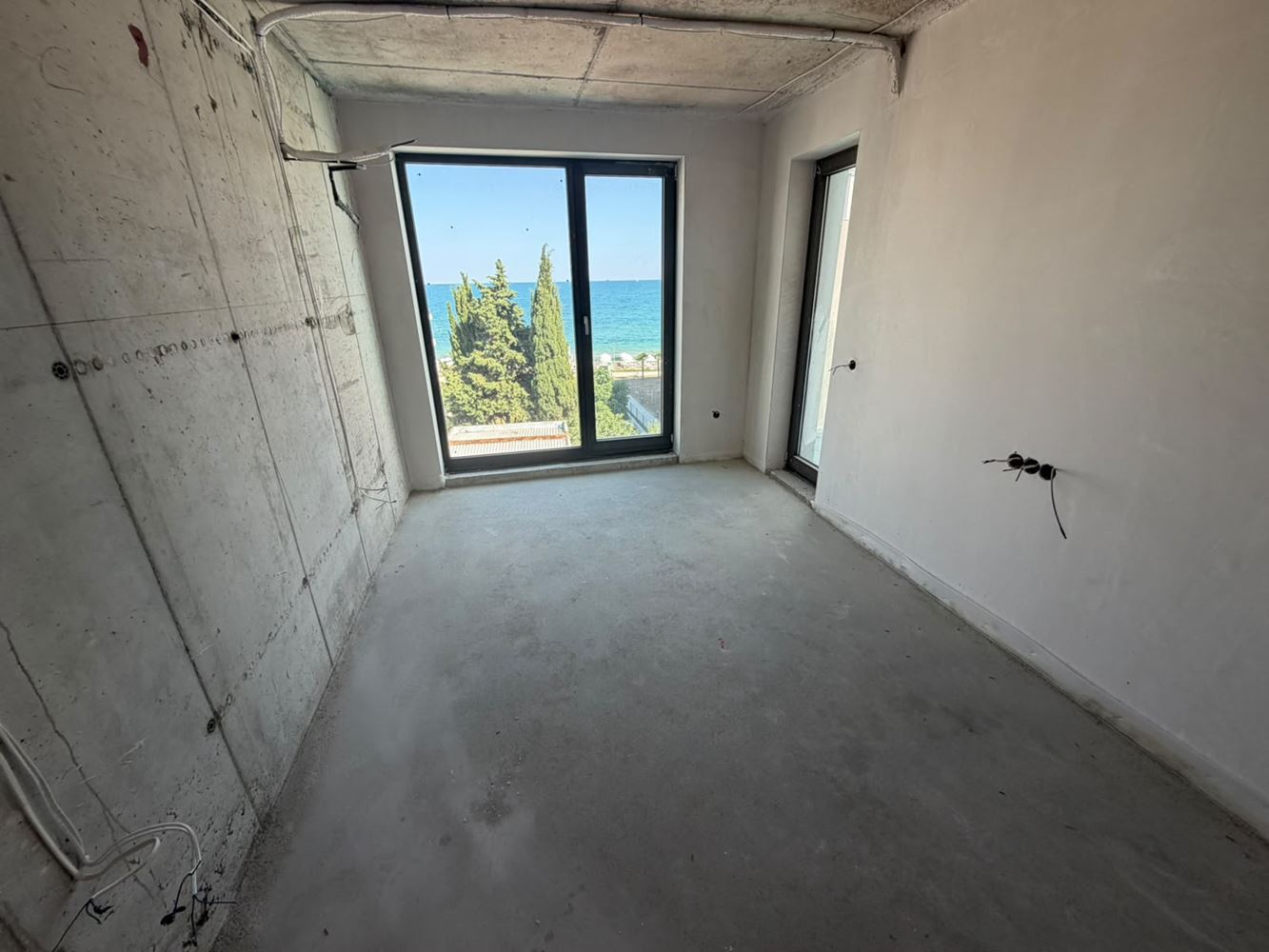 Nagelneue 2-Zimmer-Wohnung mit direktem Panoramameerblick in Ravda – Erstklassiger Komfort und traumhafte Aussicht aus jedem Wohnraum