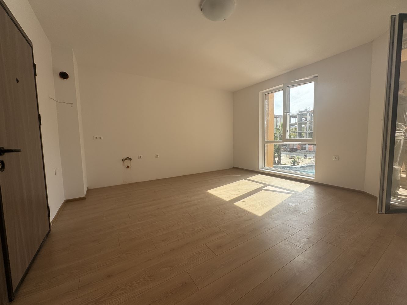 Studio in einer neuen Luxuswohnanlage in Sunny Beach mit Blick auf den Pool und den Garten