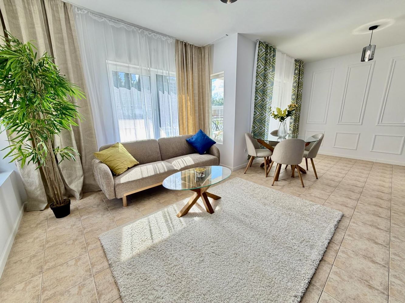 Stilvolle, modern möblierte Zweizimmerwohnung mit einem Schlafzimmer und Blick auf den Pool in Sveti Vlas