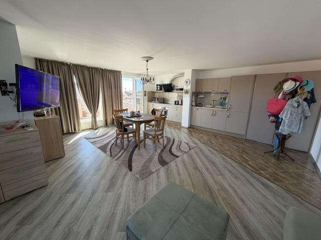 Geräumige Zwei-Zimmer-Wohnung mit Meerblick im Herzen von Sarafowo und der Möglichkeit zum Umbau in eine Drei-Zimmer-Wohnung