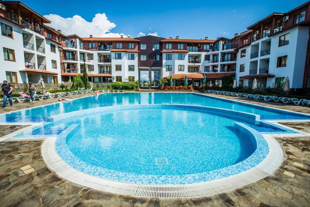 Geräumige Zweizimmerwohnung mit Blick ins Grüne in Nessebar – bezugsfertig