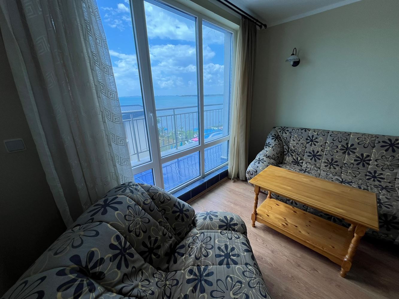 Wohnung mit zwei Schlafzimmern in erster Linie in Pomorie mit beeindruckendem Meerblick