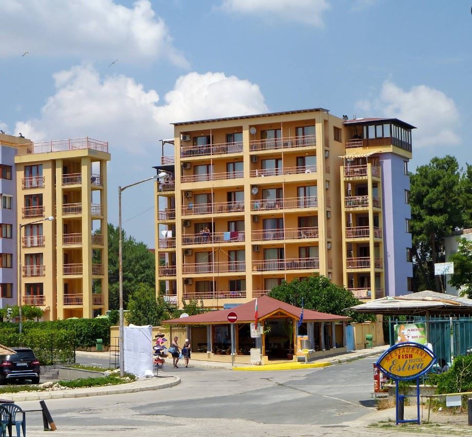 Geräumige Drei-Zimmer-Wohnung in Nessebar mit niedriger Jahresgebühr und kostenlosem Parkplatz
