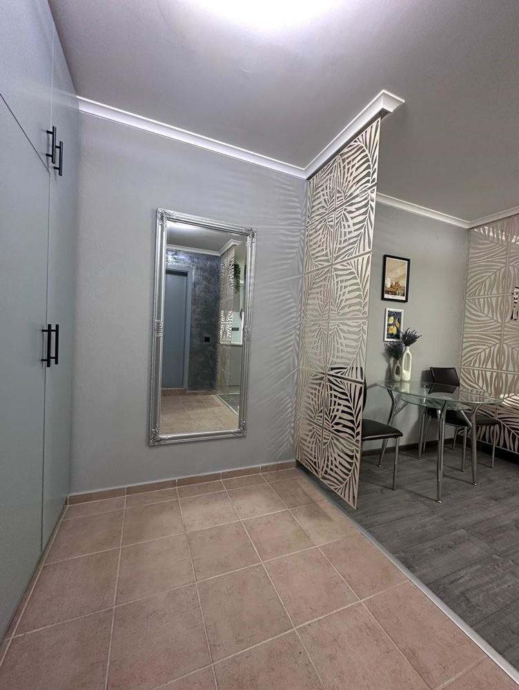 Zwei-Zimmer-Wohnung mit teilweisem Meerblick in Sveti Vlas – möbliert, nach Renovierung, in einer luxuriösen geschlossenen Anlage