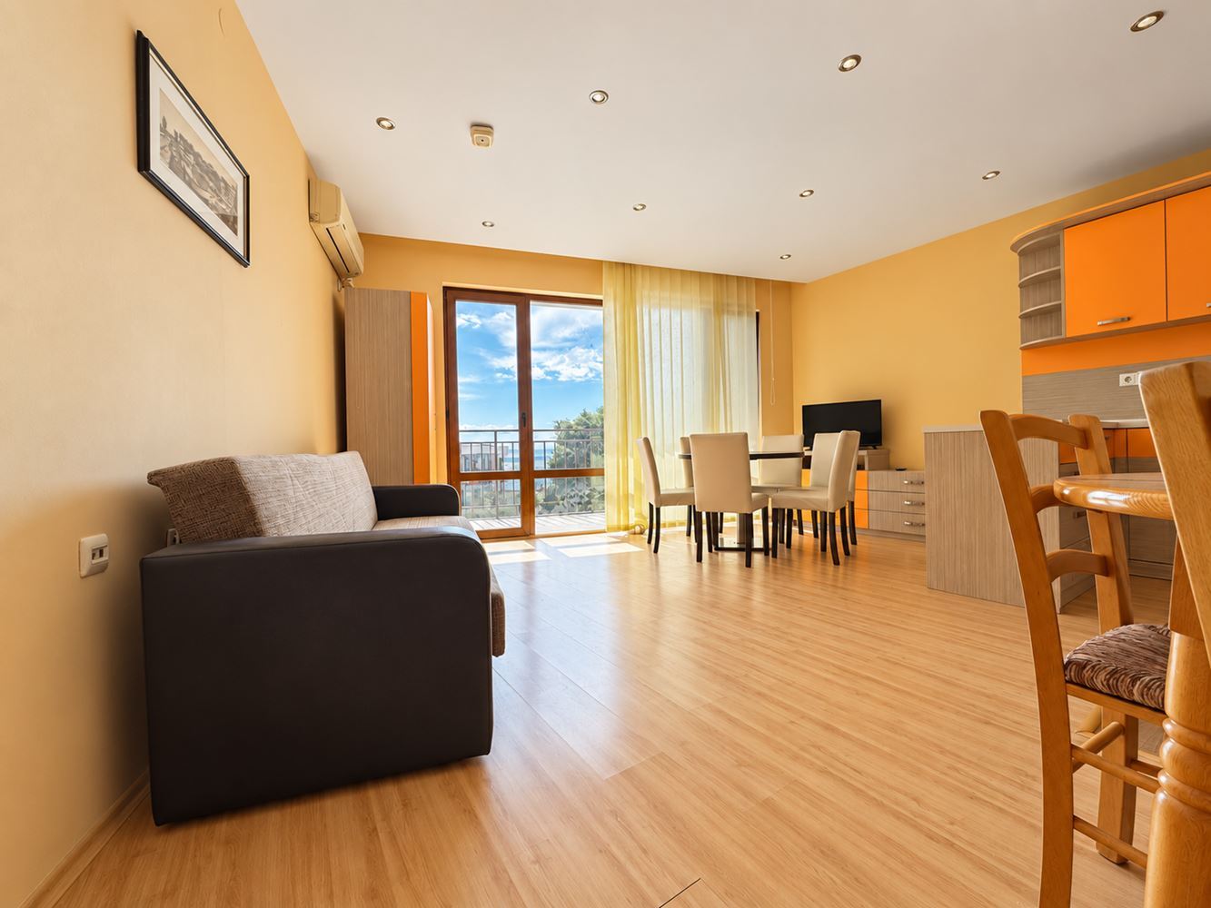 Elenite: geräumige Wohnung mit zwei Schlafzimmern in erster Meereslinie mit Meerblick