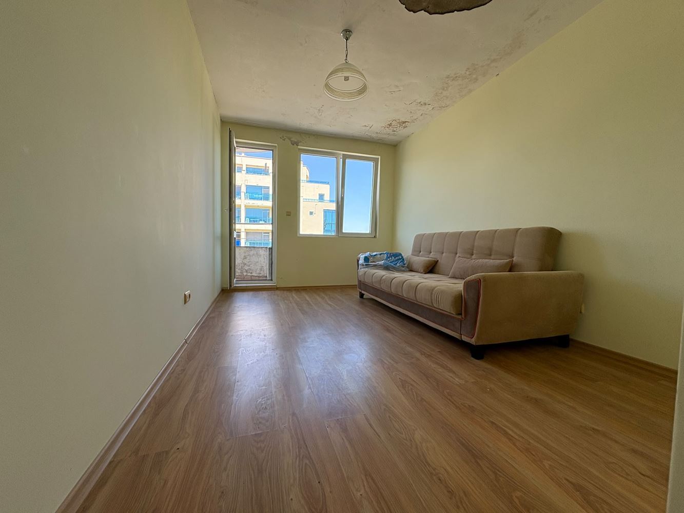 Pomorie 300 m vom Meer entfernt – möblierte Zweizimmerwohnung mit einem Schlafzimmer in einer Wohnanlage mit Swimmingpool