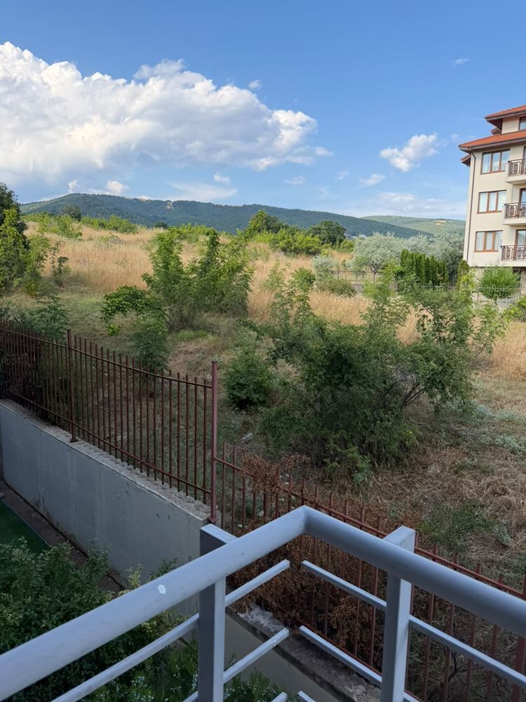 Geräumige Wohnung mit zwei Schlafzimmern mit Meer- und Bergblick in einer schönen geschlossenen Wohnanlage am Meer