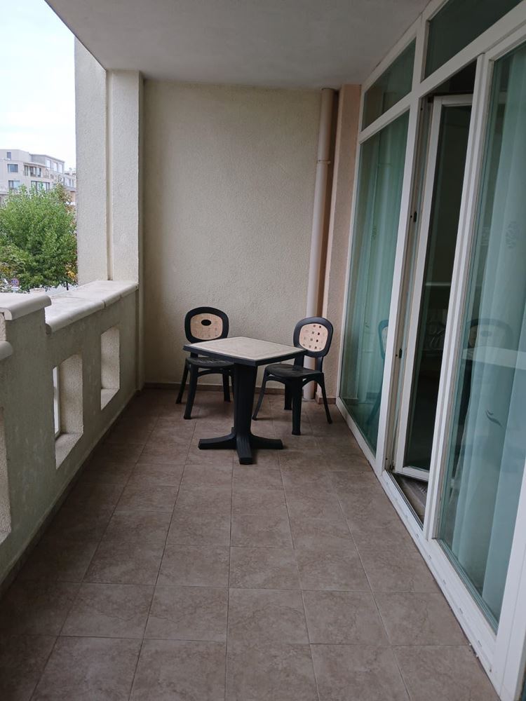Attraktive Zwei-Zimmer-Wohnung in erster Meereslinie in Pomorie – Komfort, Swimmingpools und Spa-Angebote