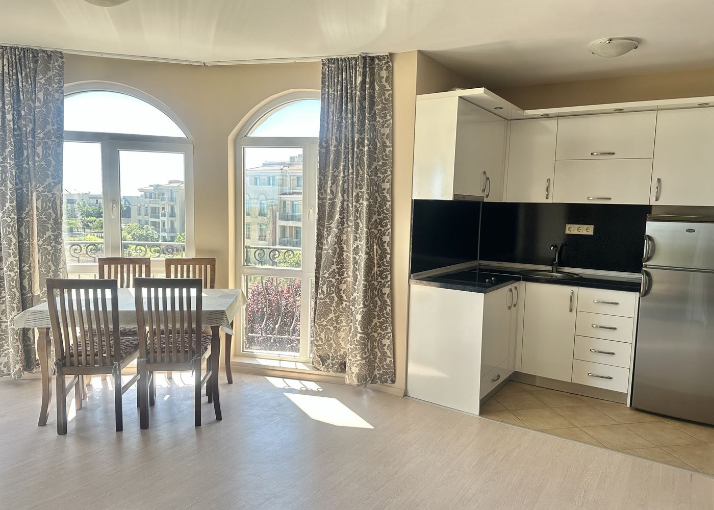 Geräumige 2-Zimmer-Wohnung mit Panoramablick auf das Meer in Tschernomorez – ein bezugsfertiges Zuhause am Meer