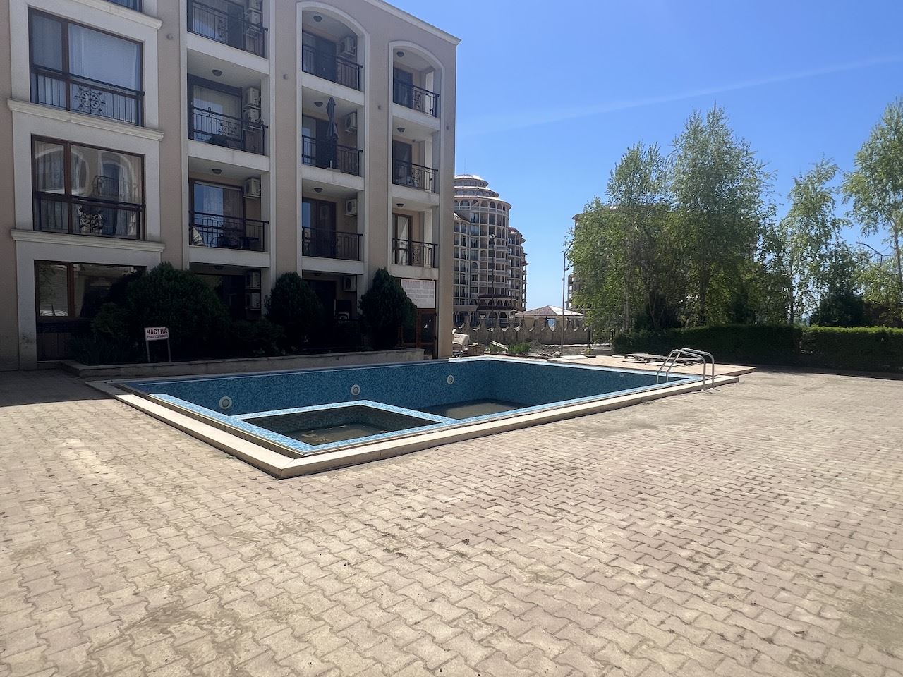 Gemütliches Studio im Herzen von Elenite – nur wenige Minuten vom Strand entfernt, in einer geschlossenen Anlage mit Pool und hervorragenden Annehmlichkeiten