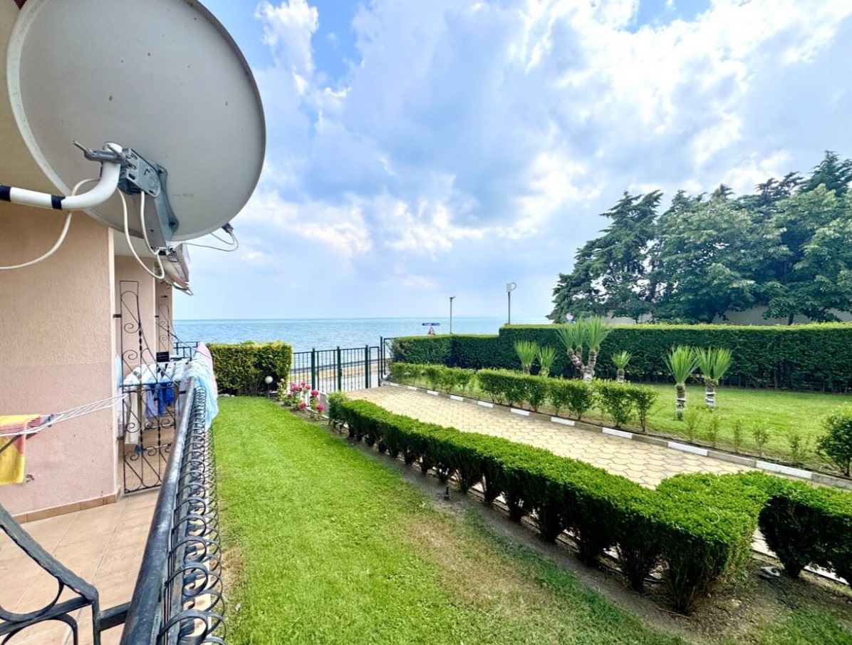 Geräumiges Apartment mit zwei Schlafzimmern in erster Meereslinie in Ravda – ein großzügiges Zuhause am Meer mit einzigartigem Ausblick